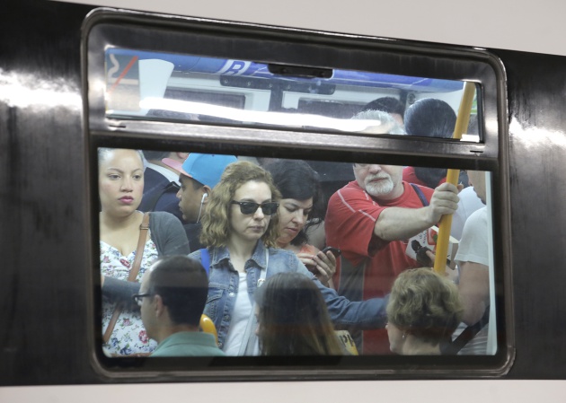 Un vagón lleno de viajeros en la estación de Sol en la línea 3, durante una jornada de huelga de trabajadores de Metro de Madrid y Renfe en verano de 2016. CARLOS ROSILLO