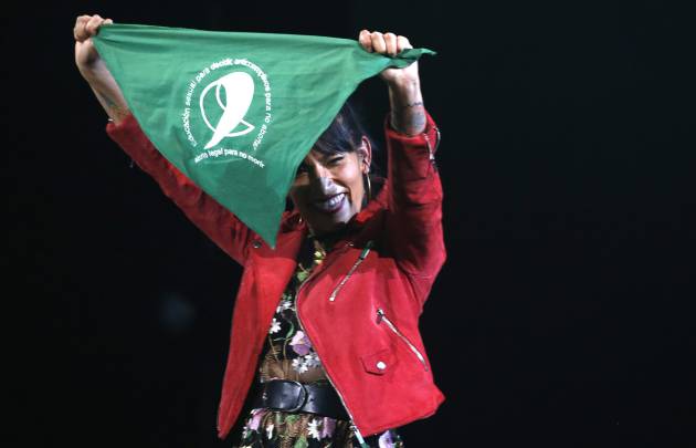 La cantante Ana Tijoux levanta un paÃ±uelo a favor del aborto durante su actuaciÃ³n en los Premios FÃ©nix