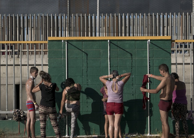 Uno de los albergues instalados en el deportivo Benito Juárez, cercanos a la vía rápida, a unos metros del muro fronterizo. 