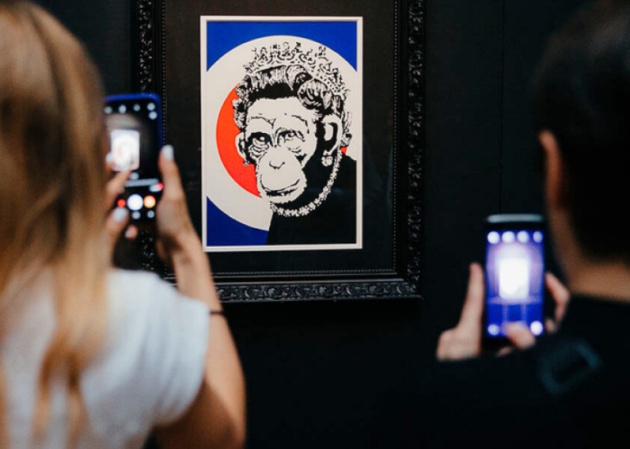 Visitantes fotografíando con sus móviles una de las obras expuestas en IFEMA / Sold Out