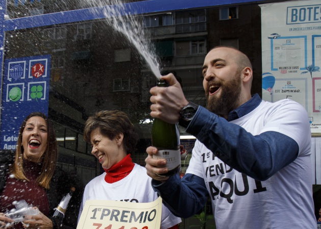 Celebrando el Gordo en Madrid (no os fijéis en el número, la foto es de 2017)