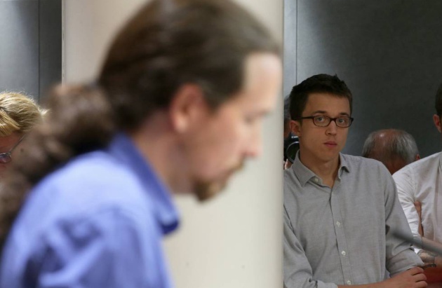 Pablo Iglesias en el Congreso de los Diputados, observado por Iñigo Errejón