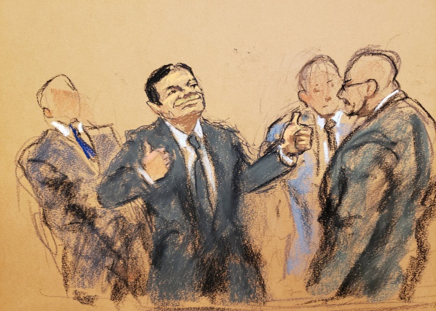 Joaquín 'El Chapo' Guzmán hace un gesto a su esposa tras ser declarado culpable en el tribunal federal de Brooklyn, Nueva York, el 12 de febrero de 2019