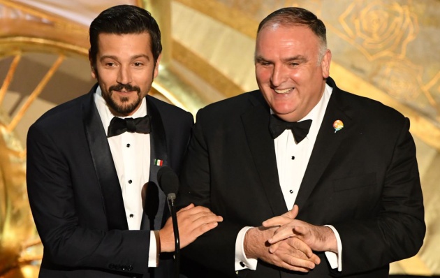 El actor Diego Luna y el chef José Andrés durante la gala de los Oscar