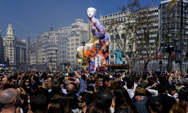 Hay muchas personas en las Fallas de la calle, pero también en las de las redes sociales
