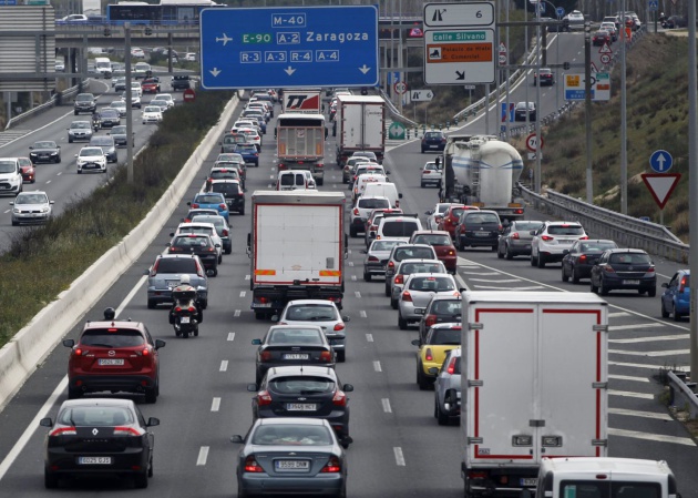 Salida de Madrid al comienzo de una operación salida. Javier Lizón EFE