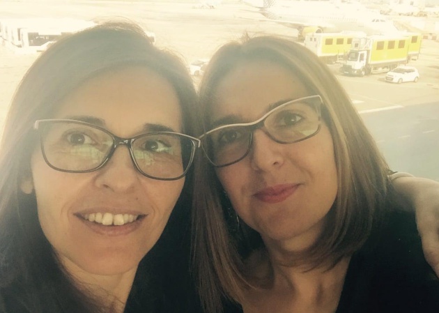 Imagen en el aeropuerto de Mercedes García (a la izquierda) y de una de las opositoras que viajaron con ella (Cedida a Verne)