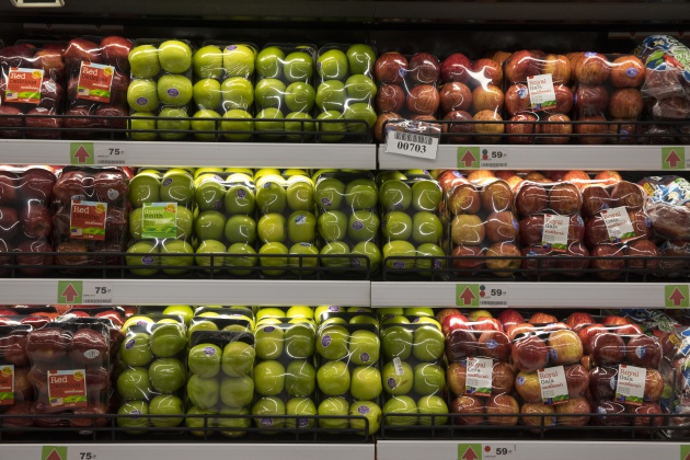Fruta envuelta en un supermercado