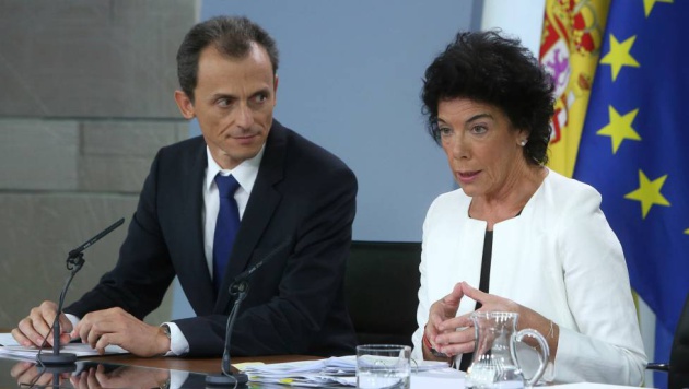 Pedro Duque e Isabel Celaá después de una reunión del Consejo de Ministros. No cobran lo mismo.