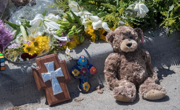 Memorial a las puertas del supermercado de El Paso tiroteado este sábado