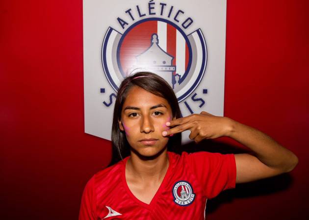 La jugadora Sharon Morales, protesta contra la violencia hacia las mujeres