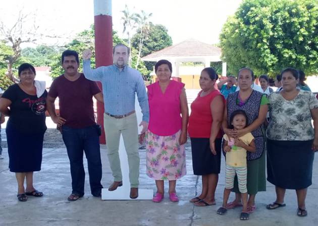 La fotografía a tamaño real del alcalde de Pichucalco con algunos de sus vecinos