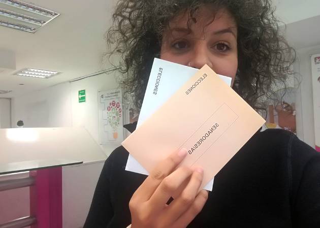 Victoria Paniagua envía su voto a España desde una oficina de Correos en México