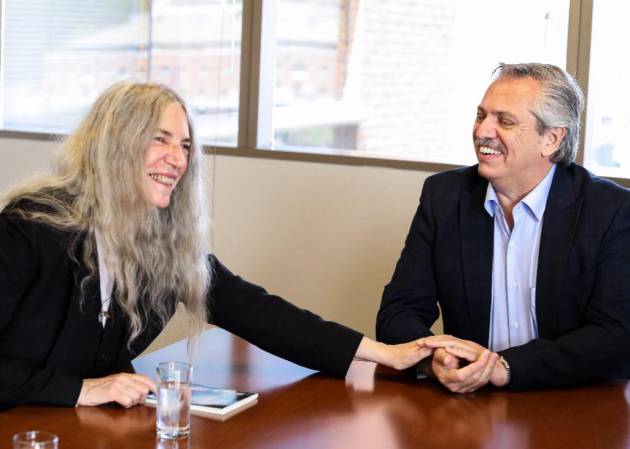 Patti Smith y Alberto Fernández se dan la mano durante su encuentro en Buenos Aires