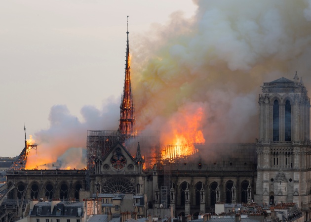 Notre Dame de París, ardiendo el 15 de abril de 2019 / FABIEN BARRAU (AFP via Getty Images).