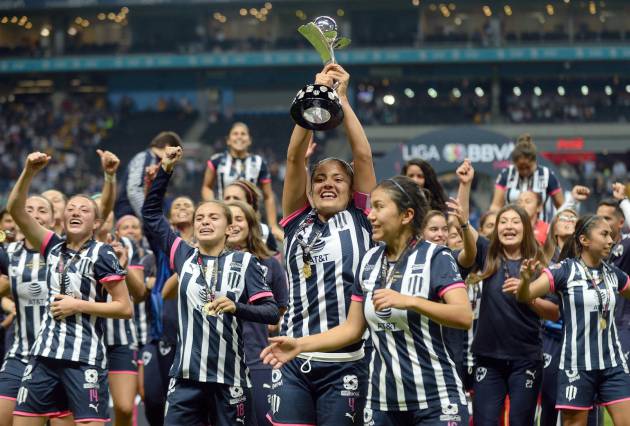 Las jugadoras de Rayadas de Monterrey celebran el campeonato tras vender a Tigres