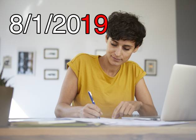 Una mujer firma un documento, la manera más correcta de fecharlo es con los cuatro dígitos o escribiéndolo en letra