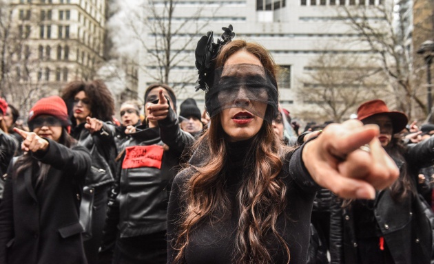 Un centenar de mujeres cantan 'Un violador en tu camino' frente al ...