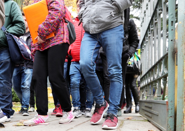 Alumnos saliendo de un instituto / Uly Martín