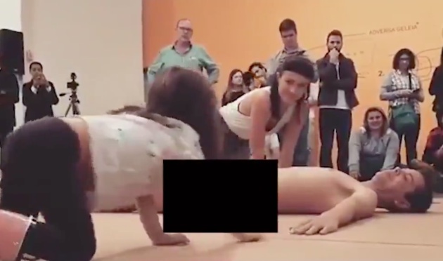 Imagen de uno de los vídeos compartidos por Vox para hablar del veto parental. Es parte de una performance artística y fue grabado en el Museo de Arte Moderno de São Paulo.