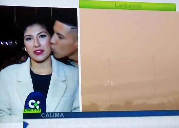 La periodista Raquel Guillán en el momento en el que es abordada en directo por un hombre que intenta besarla.