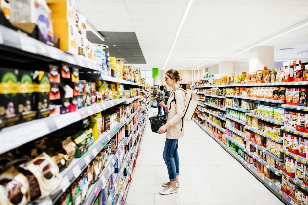 Fotografía de stock en la que aparece una mujer haciendo la compra en un supermercado. Foto: Tom Werner (Getty)