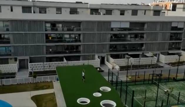 Gonzalo García Broto, durante una de las sesiones de fitness que organiza para los vecinos.
 