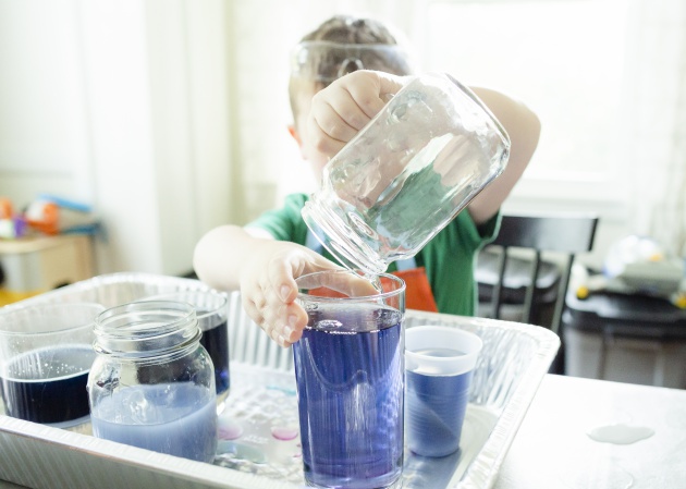 Un niño realiza un experimento en casa (foto de archivo)