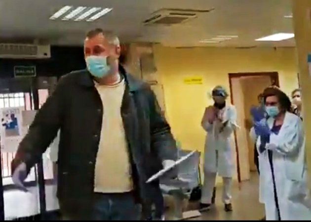 Una imagen del vídeo, con el taxista agradeciendo el aplauso de los sanitarios