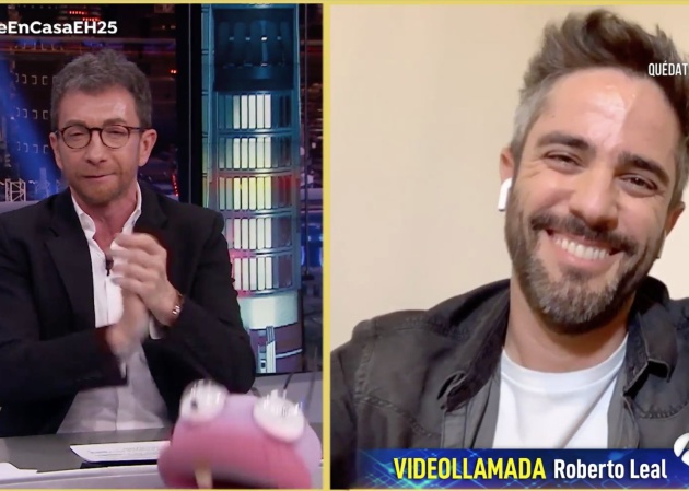 Un momento de la entrevista de Pablo Motos a Roberto Leal en 'El Hormiguero'