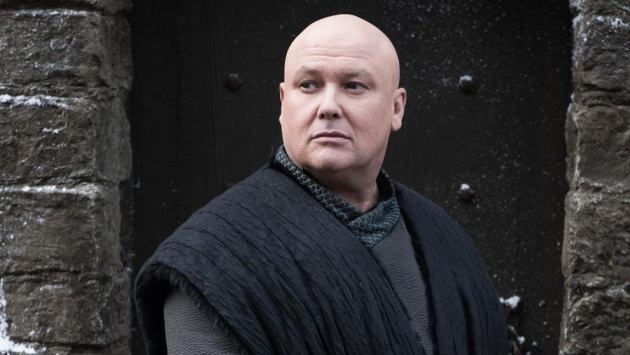 Ni Varys, que lo sabía todo, es capaz de acordarse de todo lo que pasa en la serie