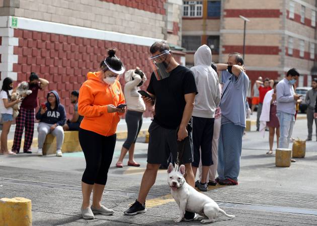 Algunas personas que evacuaron sus casas ayer antes del sismo en la Ciudad de México