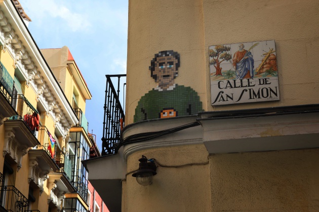 Mosaico en honor al Doctor Fernando Simón realizado en la calle San Simón del barrio de Lavapiés