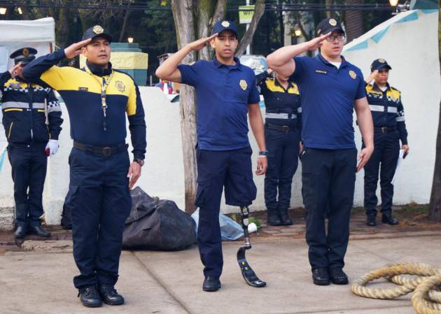 El agente Pablo Ramírez Lemus, en el centro