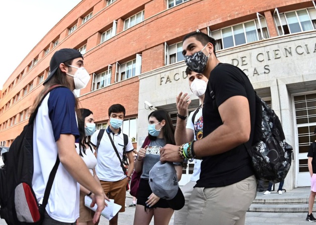 Varios estudiantes esperan a que abran el aula magna de la Facultad de Físicas de la Complutense en Madrid