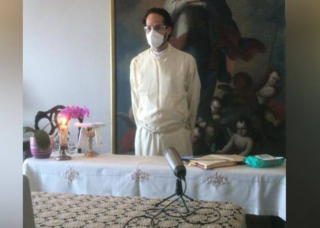 El sacerdote Álvaro Lozano Platonoff ha organizado varios servicios funerarios mediante plataformas de video. Cortesía del vicario. 