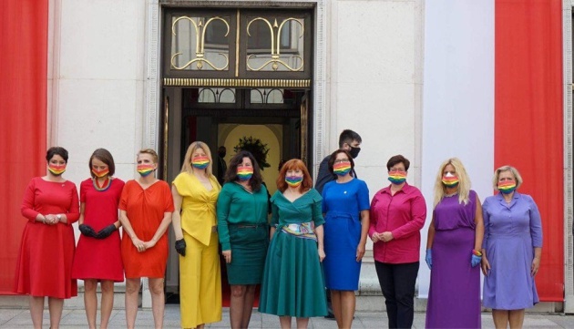 10 diputadas polacas posan formando la bandera LGBT para protestar contra  el presidente del país | Verne EL PAÍS