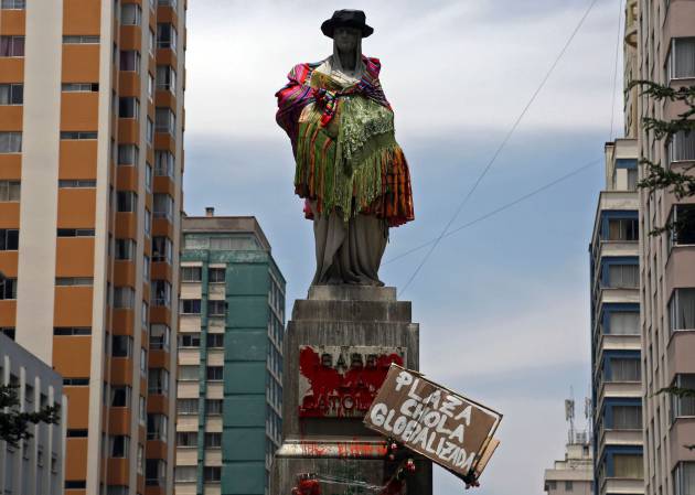 Un grupo de activistas interviene la estatua de Isabel la Católica en La  Paz con ropa de mujer indígena | Verne México EL PAÍS