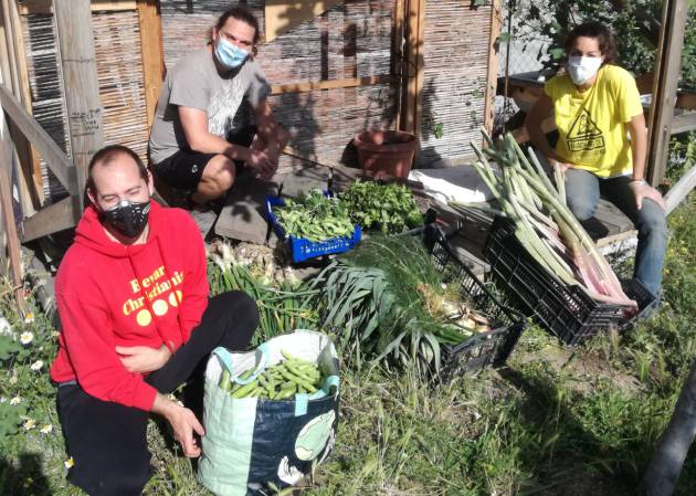 Colaboradores del huerto de Adelfas con la cosecha de inicios de abril