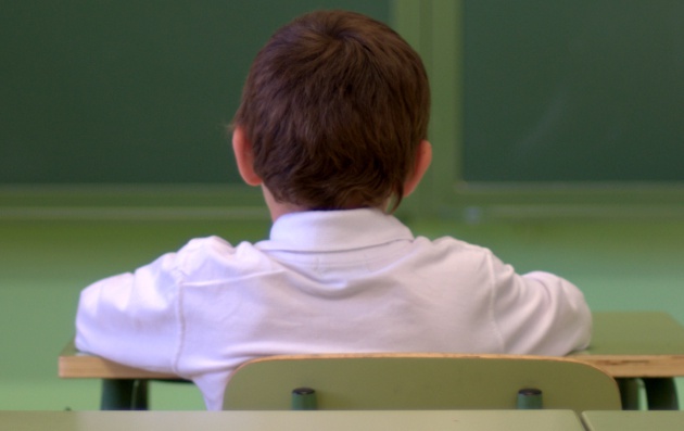 Un niño en clase, en una imagen de archivo