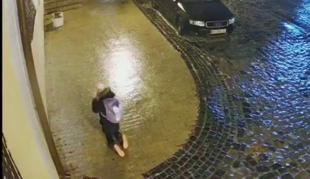 Captura del vídeo en el que puede verse cómo Masha intenta cruzar la calle helada