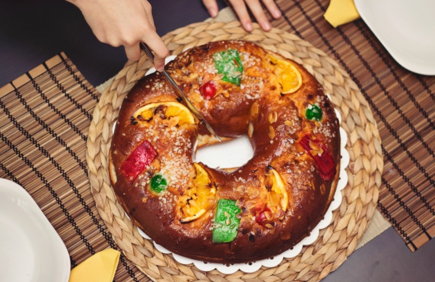 Hay un ingrediente que los ojos no ven, pero que el paladar reclama: el agua de azahar, empleada para hidratar la masa